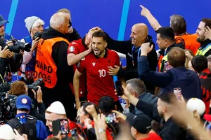 Nedim Bajrami ăn mừng khoảnh khắc ghi bàn thắng nhanh nhất lịch sử 64 năm của Euro. 