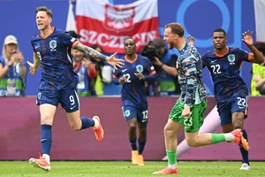 Wout Weghorst vào sân từ băng ghế dự bị để ghi bàn thắng muộn ấn định chiến thắng 2-1 cho Hà Lan.