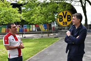 Ông Arveladze trò chuyện cùng anh Shadiman. Shadiman đã di chuyển hơn 4000 km bằng xe máy tới Đức để cổ vũ cho Georgia tại Euro 2024