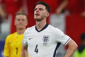 Declan Rice cùng các đồng đội thi đấu dưới sức trong cuộc đối đầu với Đan Mạch