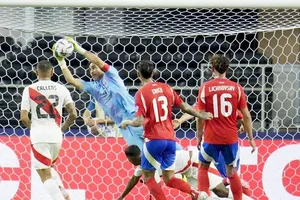 Thủ thành Claudio Bravo chơi xuất sắc giúp Chile cầm hòa 0-0 trước Peru.
