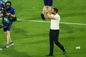 Nhiều cốc nhựa được ném về phía HLV Gareth Southgate khi ông chào người hâm mộ sau trận.
