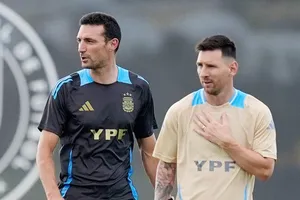 HLV Lionel Scaloni và ngôi sao Lionel Messi cùng lúc vắng mặt ở trận đấu cuối vòng bảng với Peru.