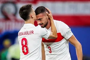 Arda Guler hôn đầu Merih Demiral sau pha lập công thứ 2.