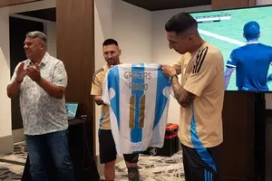 Di Maria cùng chiếc áo có dòng chữ “Cảm ơn Fideo” được các đồng đội tặng