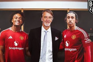 Leny Yoro (phải) và Joshua Zirkzee cạnh chủ sở hữu thiểu số Sir Jim Ratcliffe.
