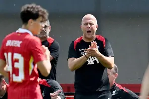 HLV Arne Slot trong trận giao hữu của Liverpool với Preston tại Anh.