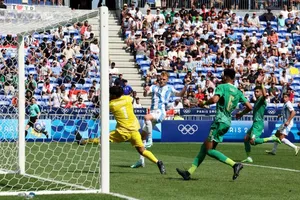 Luciano Gondou vào sân thay người và gần như ngay lập tức ghi bàn giúp Argentina dẫn trước