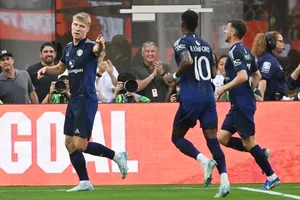 Rasmus Hojlund ghi bàn mở tỷ số nhưng sớm rời sân vì chấn thương.