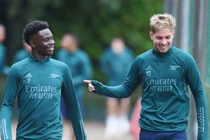 Bukayo Saka (trái) tri ân cảm động dành cho Emile Smith Rowe sau khi tiền vệ của Arsenal chuyển đến Fulham.