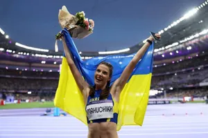 Yaroslava Mahuchikh giành huy chương vàng cho Ukraine ở nội dung nhảy cao