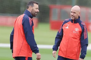 HLV Erik ten Hag cùng vị trợ lý mới là cựu tiền đạo nổi tiếng Rudd van Nistelrooy.