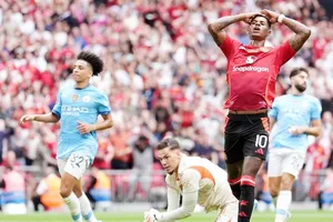 HLV Erik ten Hag bày tỏ sự ủng hộ Marcus Rashford sau khi chân sút này bỏ lỡ 2 cơ hội vàng.
