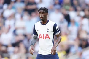 Yves Bissouma sẽ vắng mặt trong trận ra quân của Tottenham ở mùa giải mới