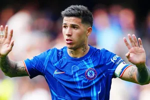 Tiền vệ Enzo Fernandez mang băng đội trưởng Chelsea trong trận mở màn Premier League.