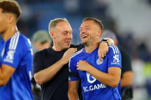 HLV Steve Cooper và Jamie Vardy vui vẻ sau trận hòa 1-1 với Tottenham