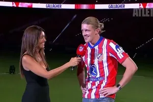 Gallagher vui vẻ nói lời chào tới các cổ động viên bằng tiếng Tây Ban Nha