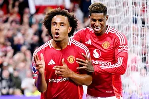 HLV Erik ten Hag vui mừng với cách Joshua Zirkzee khởi đầu sự nghiệp tại Premier League.