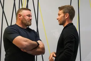 Rooney và Cleverley nói chuyện trong đường hầm ở trận đấu vừa qua