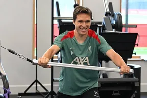 Federico Chiesa tập luyện trong phòng gym của Liverpool