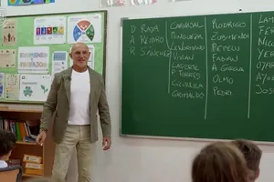 HLV Luis De La Fuente công bố danh sách ĐT Tây Ban Nha trong một lớp học