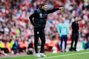 Fabian Hurzeler chỉ đạo các cầu thủ Brighton trong chuyến làm khách tới sân Arsenal