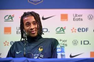 Michael Olise trong buổi họp báo đầu tiên cùng đội tuyển Pháp tại trung tâm Clairefontaine