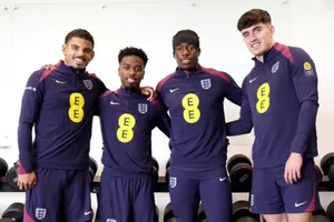 Angel Gomes (thứ 2 từ trái qua) và các tân binh còn lại của ĐT Anh trong đợt hội quân tháng 9