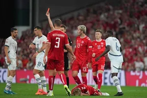 Granit Xhaka (số 10) bị đuổi khỏi sân trong trận gặp Đan Mạch