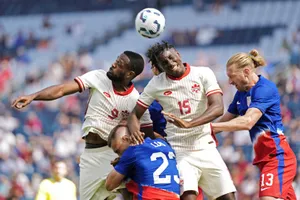 Canada (áo trắng) giành chiến thắng 1-2 cũng là lần đầu tiên họ thắng trên sân đội tuyển Mỹ kể từ năm 1957.