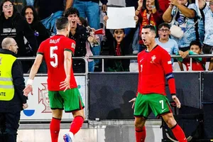 Cristiano Ronaldo nối dài kỷ lục 132 bàn thắng quốc tế khi giúp Bồ Đào Nha thắng 2-1 trước Scotland.