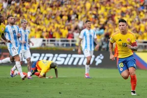James Rodriguez ghi bàn từ chấm phạt đền giúp chủ nhà Colombia đánh bại Argentina 2-1.