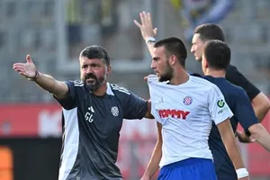 HLV Gennaro Gattuso chỉ đạo các học trò tại CLB Hajduk Split