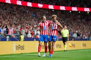 Conor Gallagher ăn mừng cùng Marcos Llorente sau khi ghi bàn mở điểm trước Valencia