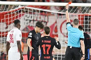 HLV Hansi Flick cho rằng thẻ đỏ sớm là bước ngoặt khiến Barcelona thua 1-2 trên sân Monaco.