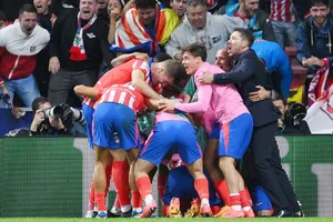 Thầy trò HLV Diego Simeone đầy phấn khích sau chiến thắng quan trọng.