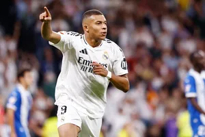 Kylian Mbappe có pha lập công thứ 6 trong 5 trận giúp Real Madrid đánh bại Alaves 3-2.