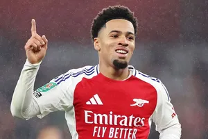 Cầu thủ 17 tuổi Ethan Nwaneri ghi 2 bàn cho Arsenal trong chiến thắng 5-1 trước Bolton.