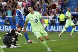 Robert Lewandowski ghi hat-trick trong 25 phút giúp Barcelona đánh bại chủ nhà Alaves 3-0.