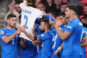 Cầu thủ Hy Lạp buồn bã tri ân George Baldock dù vừa tạo nên chiến thắng lịch sử 2-1 trước tuyển Anh.