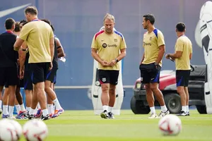 HLV Hansi Flick ngay lập tức tập trung vào việc cải thiện thể chất cho các cầu thủ Barcelona.