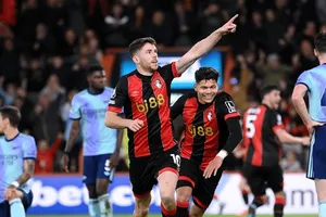 Lợi thế hơn người giúp Bournemouth giành chiến thắng 2-0 trước Arsenal tại sân Vitality.