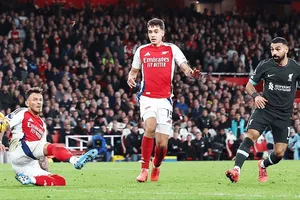 Mohamed Salah ghi bàn giúp Liverpool cầm hòa 2-2 trước Arsenal tại sân Emirates.