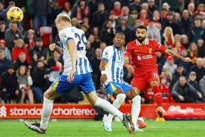Mohamed Salah ghi bàn đẹp ở phút 72 giúp Liverpool ngược dòng thắng Brighton 2-1.