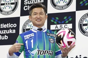 Kazuyoshi Miura bước sang tuổi 58 vào tháng 2 tới và vẫn tiếp tục thi đấu cho CLB Suzuka.