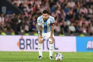 Lionel Messi gây thất vọng và chứng kiến Argentina thua 1-2 tại Paraguay.
