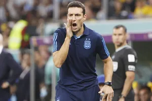 HLV Lionel Scaloni sẽ không có 5 hậu vệ bị chấn thương khi Argentina ra sân đối đầu Peru.