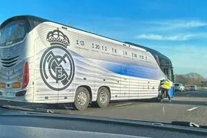 Xe buýt của Real Madrid gặp tai nạn vào thứ Năm khi đang trên đường từ Liverpool trở về Tây Ban Nha.