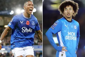 Hậu vệ kỳ cựu Ashley Young có cơ hội đối đầu cậu con trai Tyler trong một trận đấu chính thức.