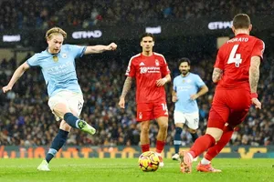 De Bruyne đá chính lần đầu tiên kể từ tháng 9 và ngay lập tức tạo dấu ấn trong chiến thắng 3-0 trước Nottingham Forest.